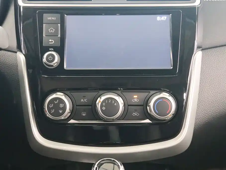 Nissan Tiida 2017 — фото 9