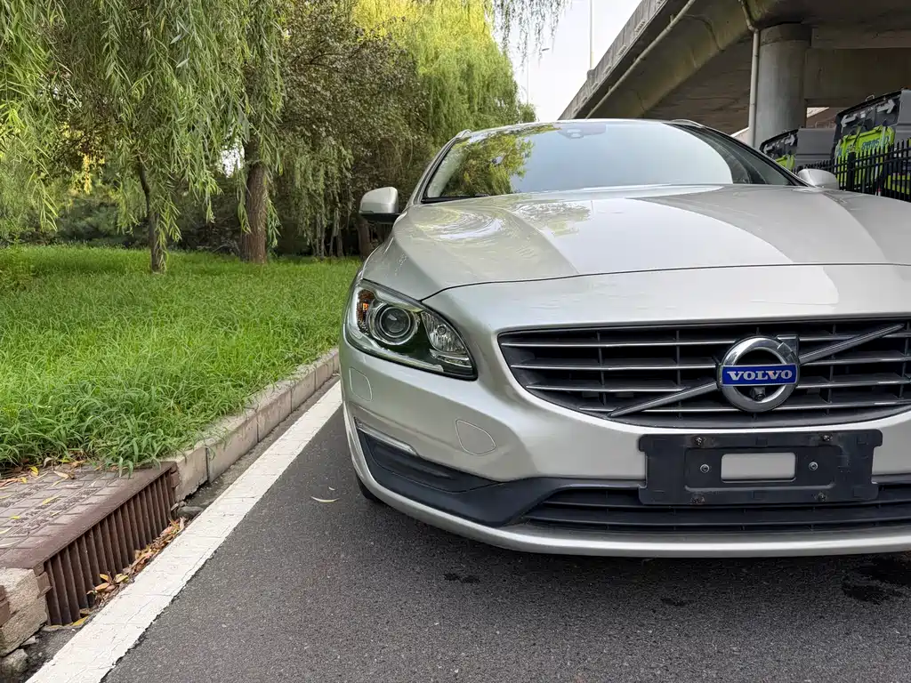 Volvo V60 2017 — фото 14