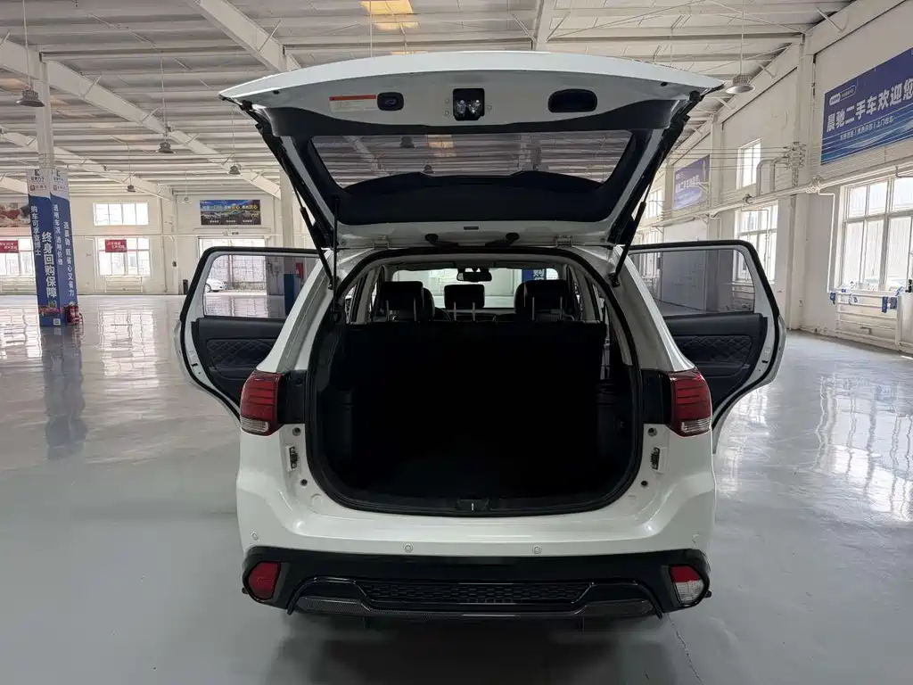 Mitsubishi Outlander 2023 — фото 15