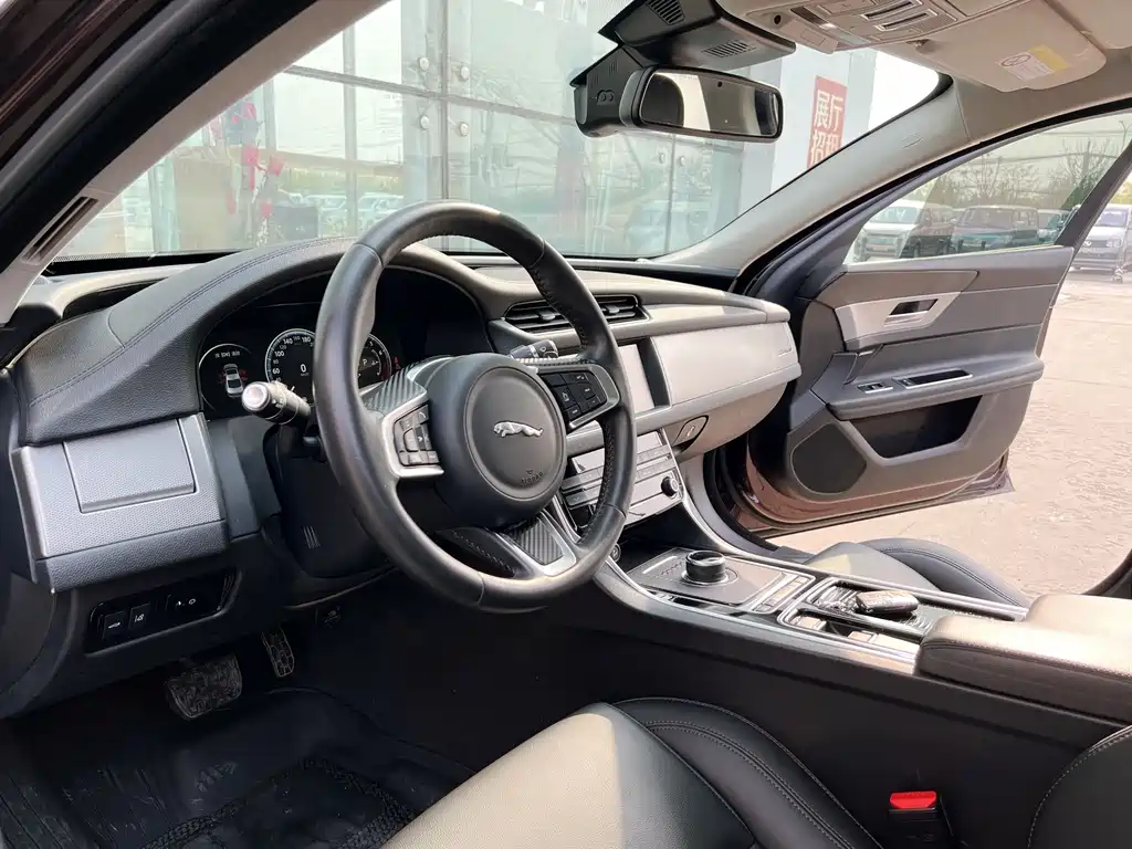 Jaguar XFL 2020 — фото 10