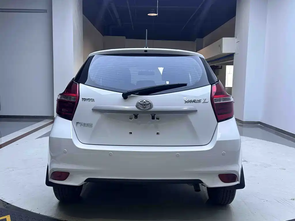 Toyota Yaris L 2022 — фото 6