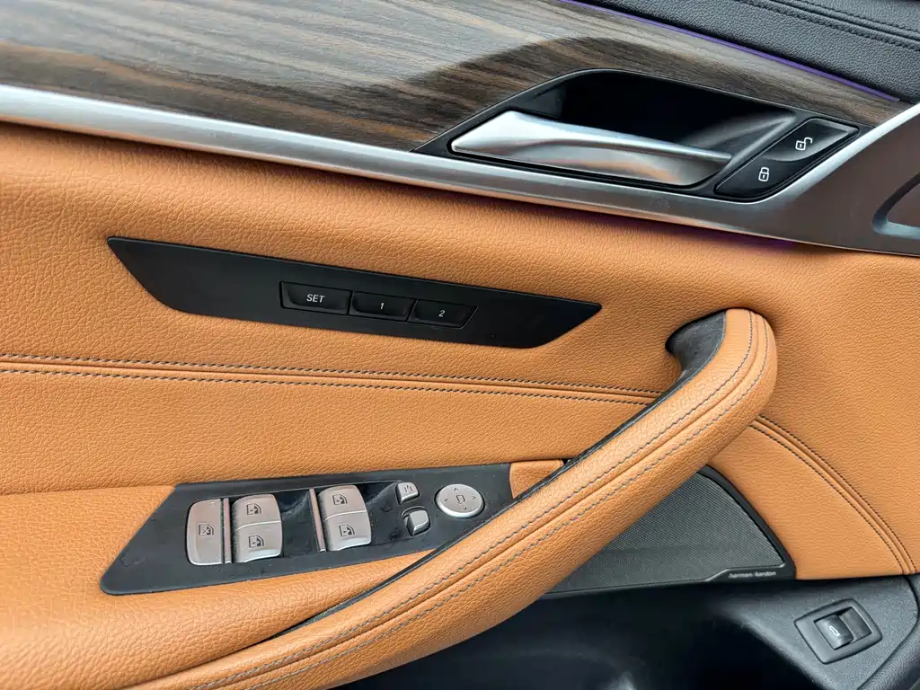 BMW 5 Series 2019 — фото 16