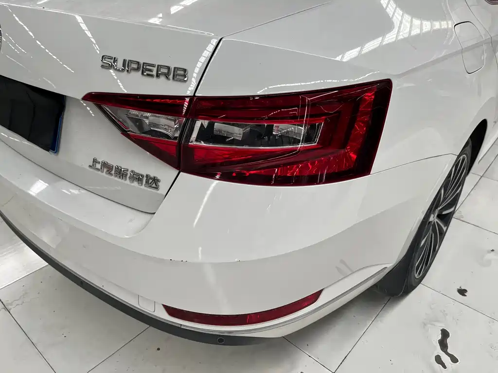 Skoda Superb 2017 — фото 17
