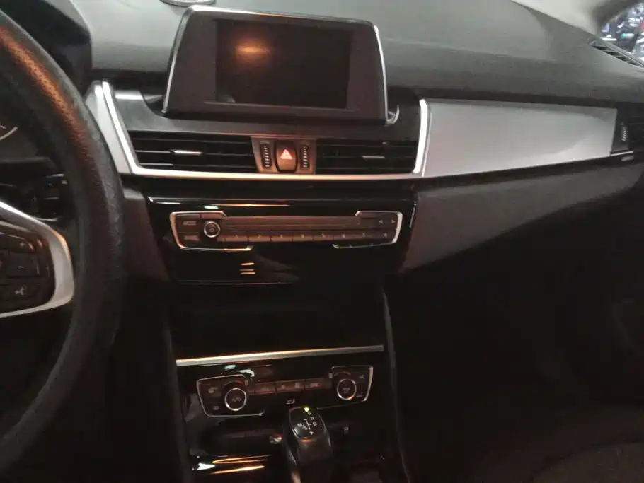 BMW 2 Series Wagon 2017 — фото 16