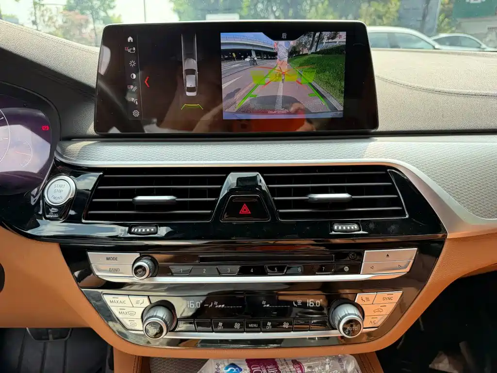 BMW 5 Series 2019 — фото 10