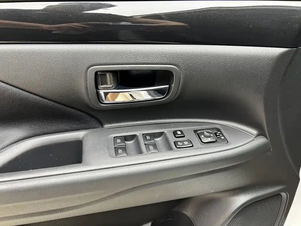 Mitsubishi Outlander 2023 — фото 14