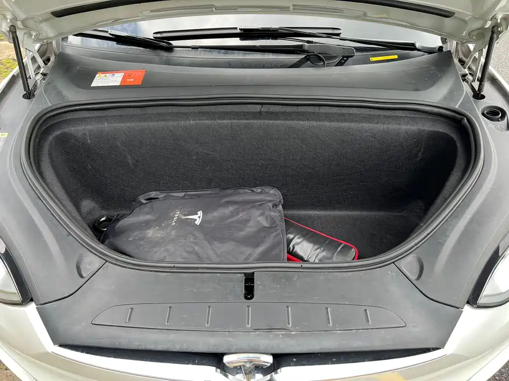 Tesla Model X 2018 — фото 17