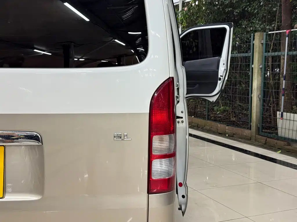 Toyota HIACE 2012 — фото 4