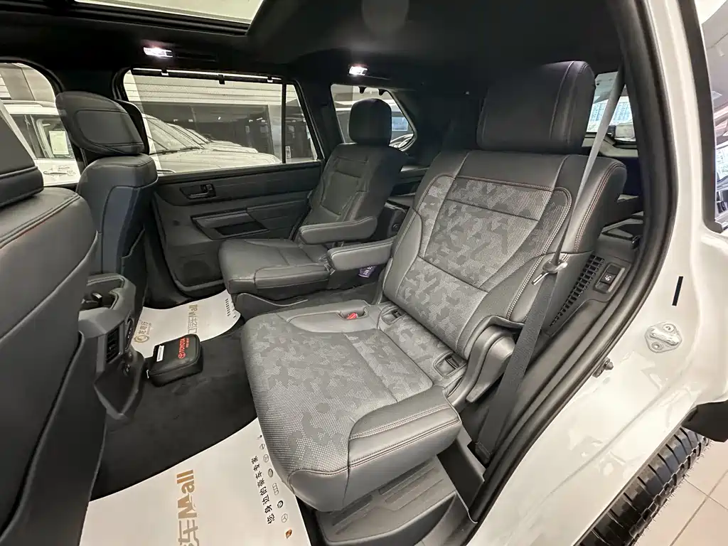 Toyota Sequoia — фото 15