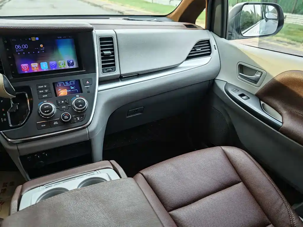 Toyota Sienna 2018 — фото 20