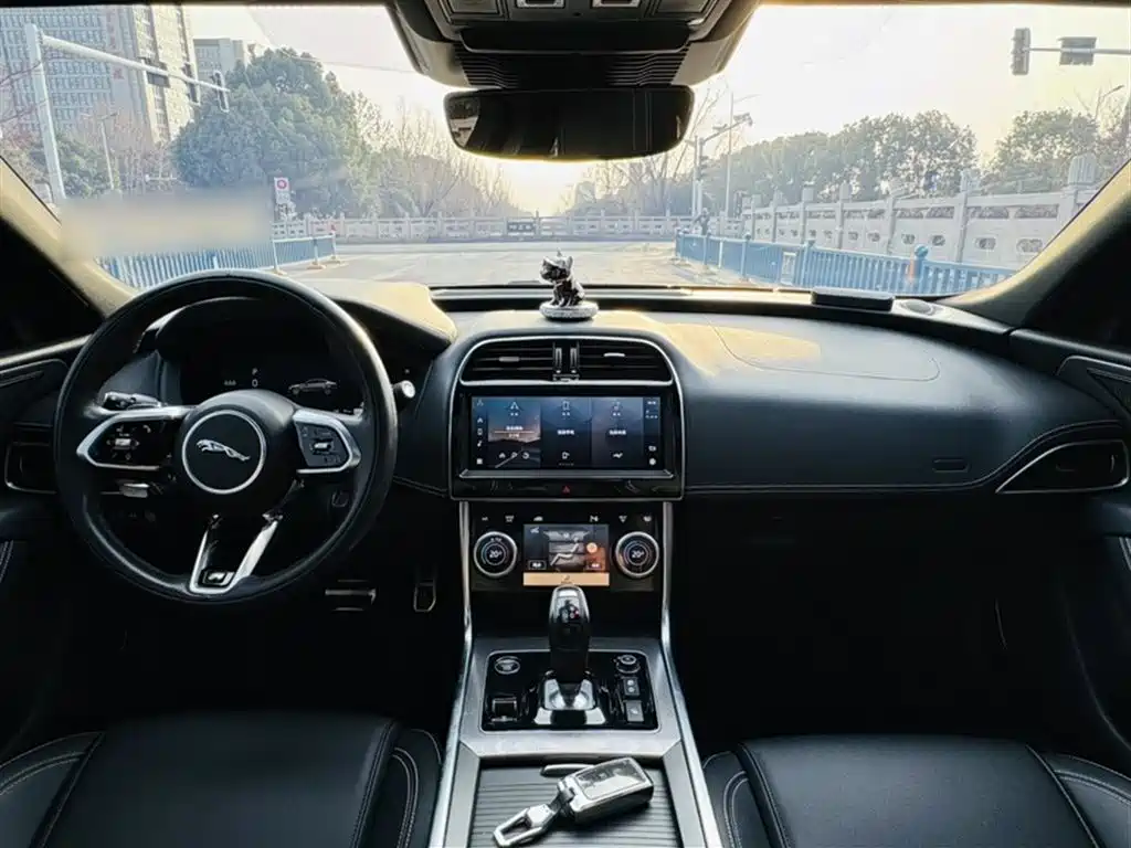 Jaguar XEL 2023 — фото 13