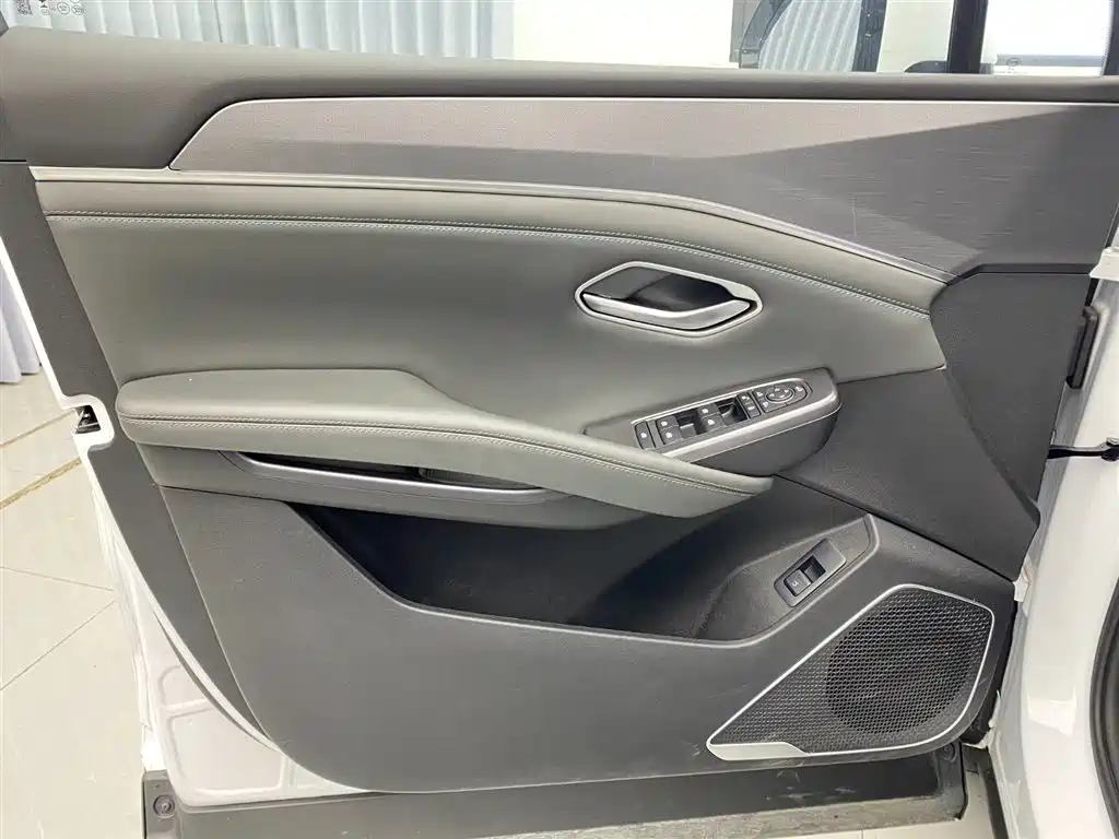 BYD L DM-i 2025 — фото 8