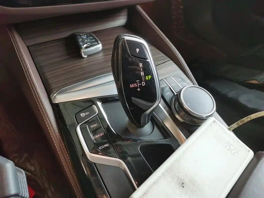 BMW 5 Series 2017 — фото 10