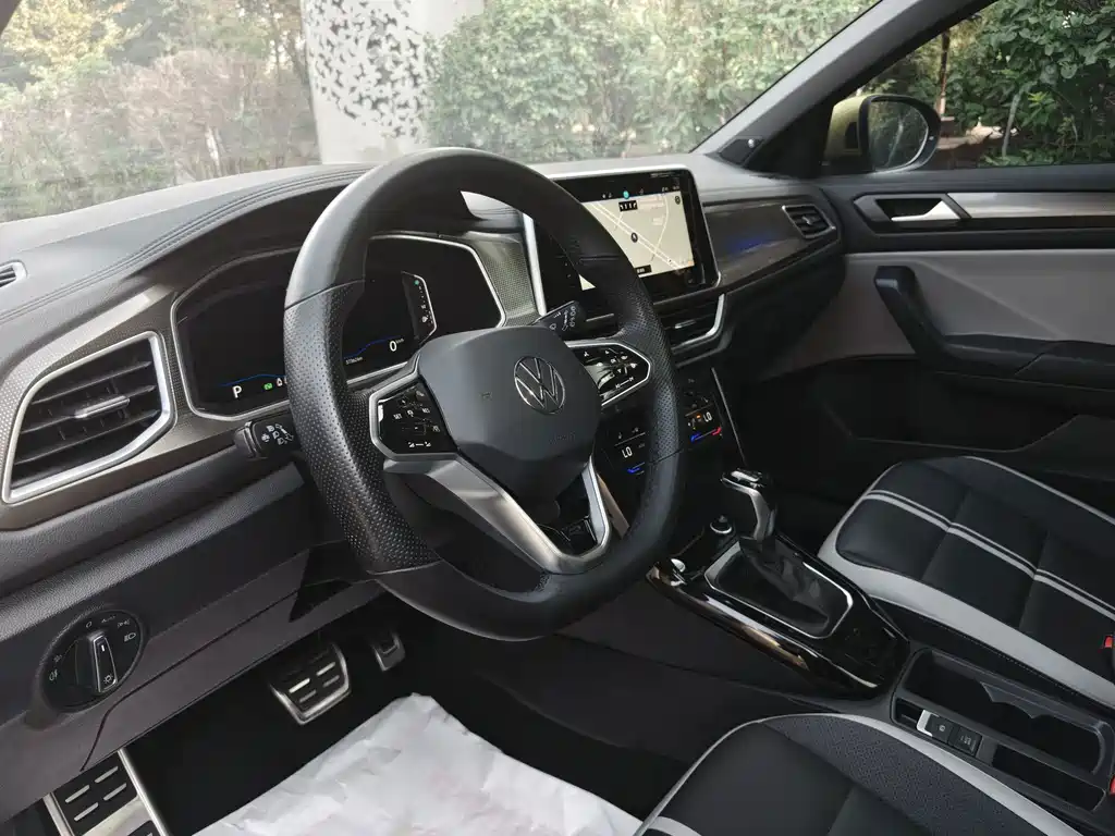 Volkswagen T-Roc 2023 — фото 12