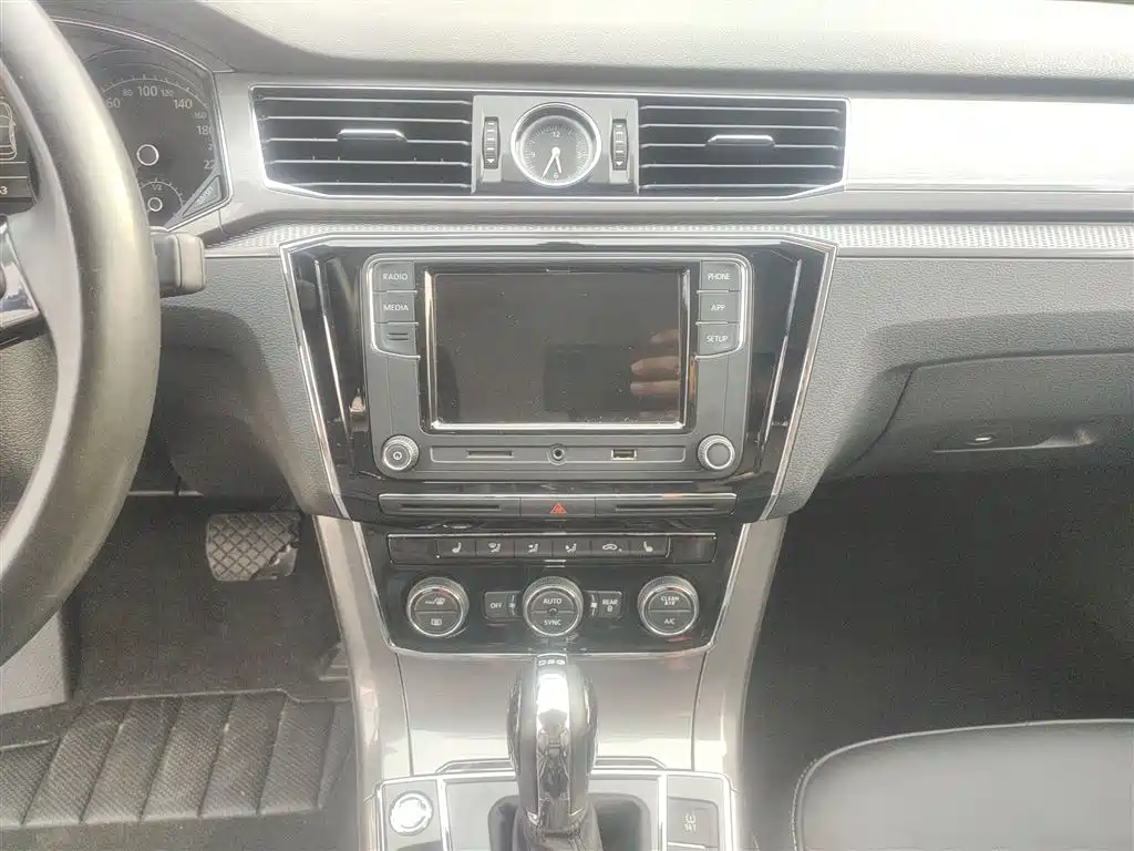 Volkswagen Passat 2017 — фото 13