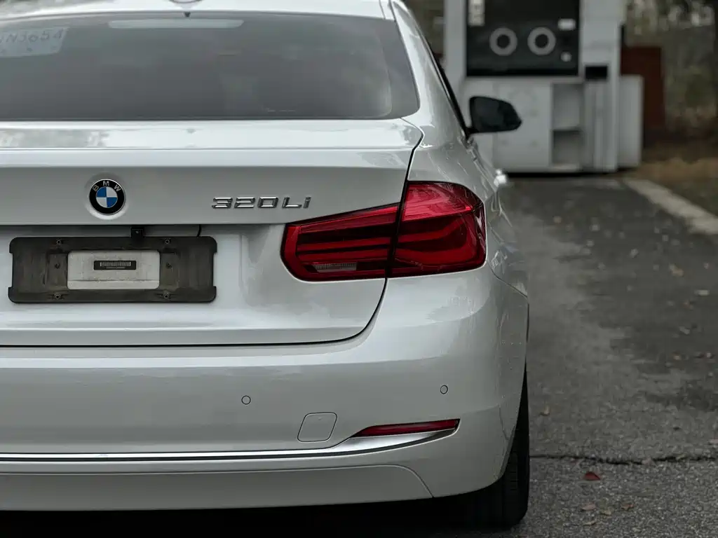 BMW 3 Series 2018 — фото 23
