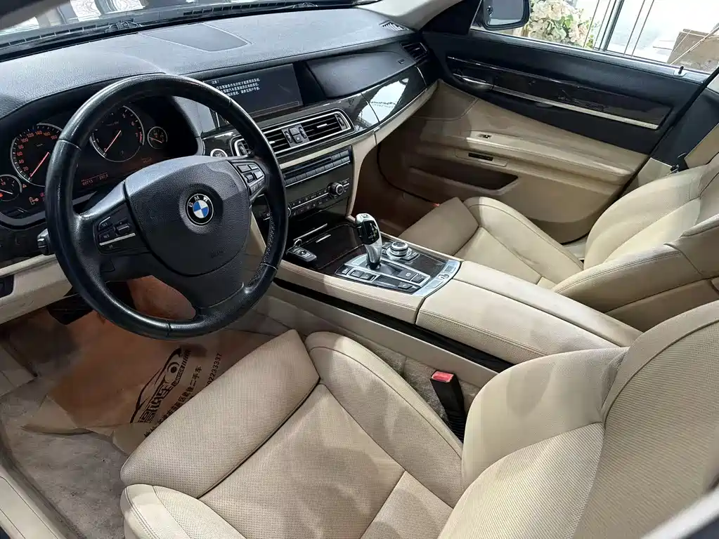BMW 7 Series 2010 — фото 11