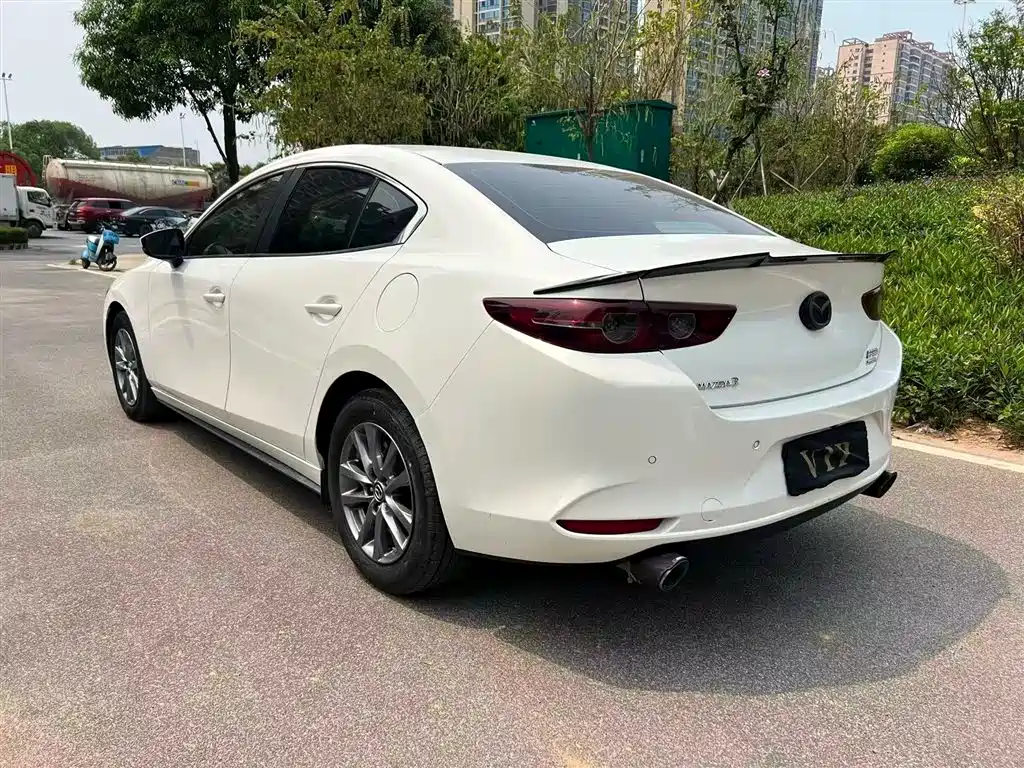 Mazda 3 Axela 2022 — фото 4