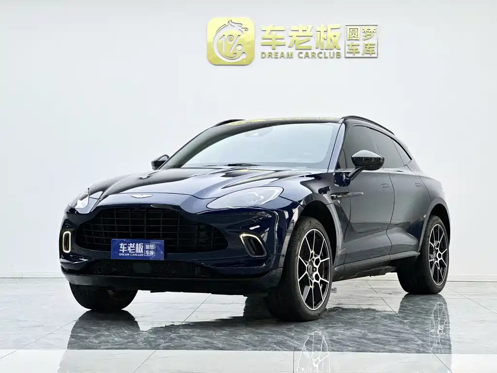 Aston Martin DBX 2021 — фото 1