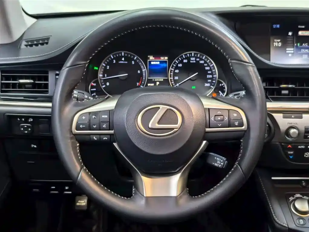 Lexus ES 2018 — фото 5
