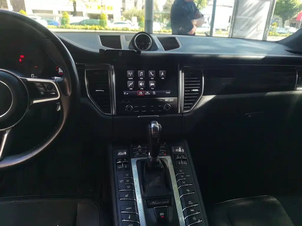 Porsche Macan 2017 — фото 13