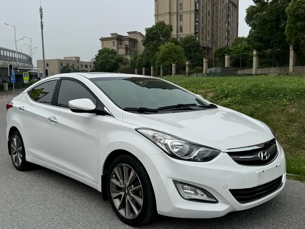 Hyundai Elantra 2015 — фото 8