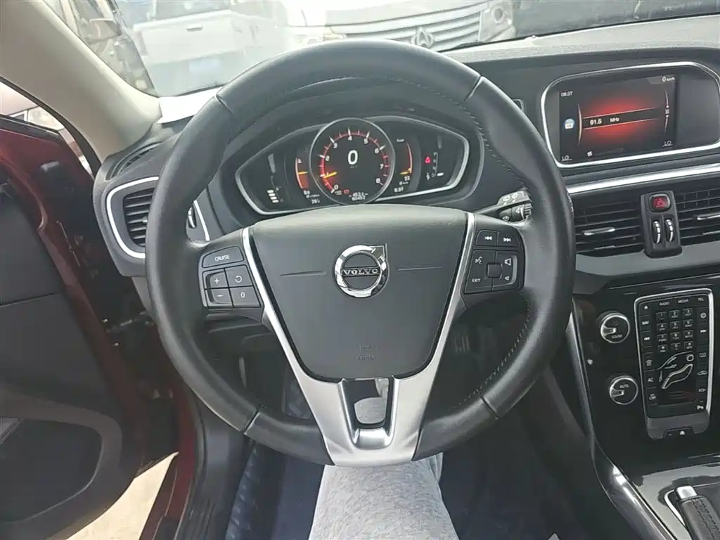 Volvo V40 2018 — фото 11