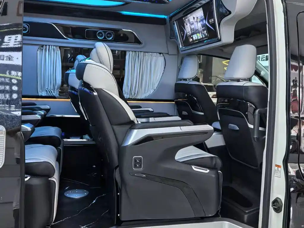 Toyota Hiace 2024 — фото 37