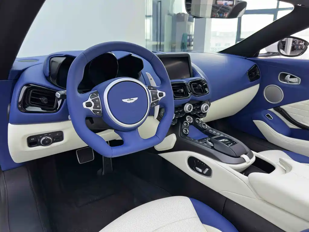 Aston Martin V8 Vantage 2022 — фото 17