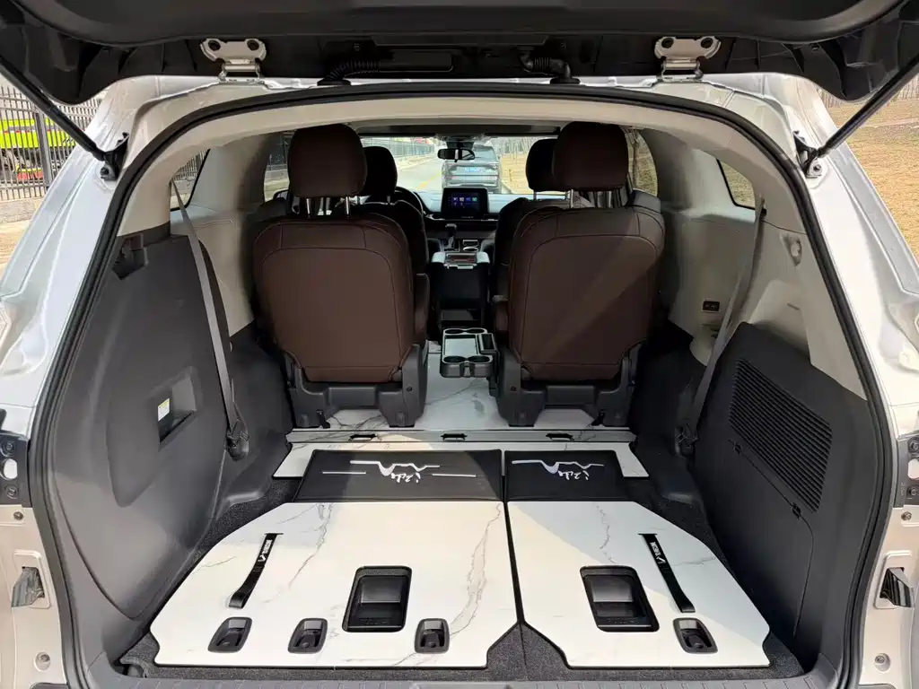 Toyota Sienna 2023 — фото 13