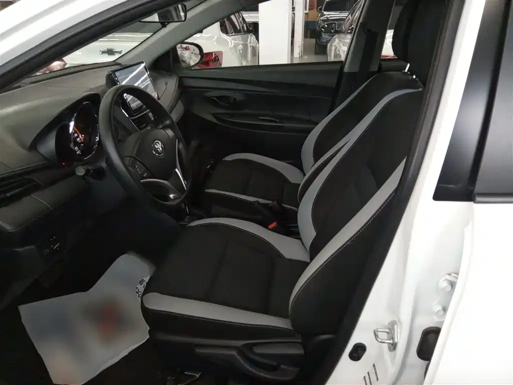 Toyota Yaris L 2022 — фото 15