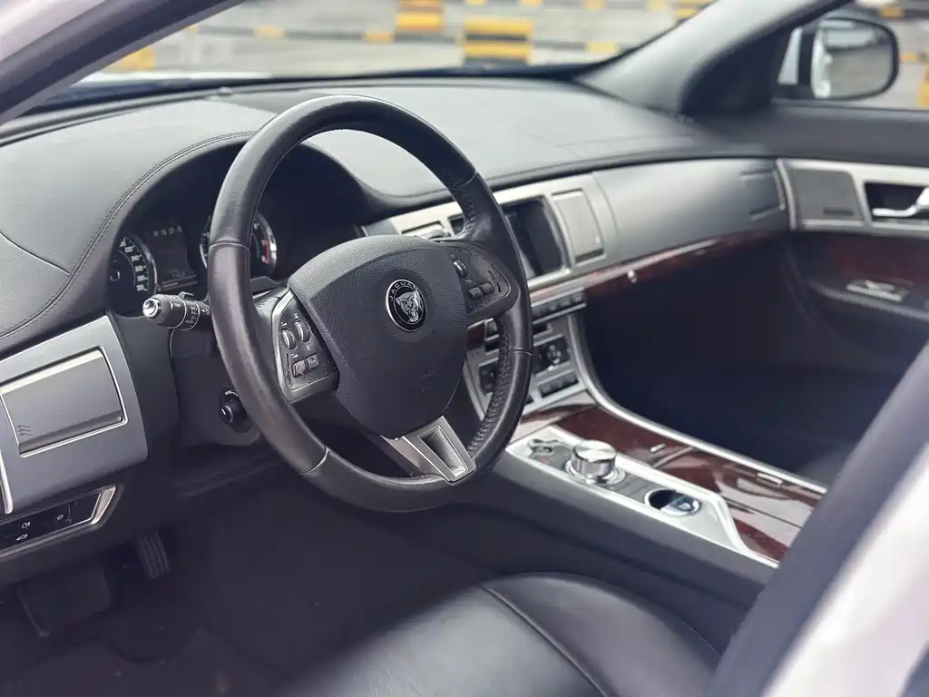 Jaguar XF 2014 — фото 12