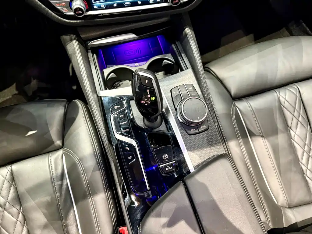 BMW 5 Series 2021 — фото 10