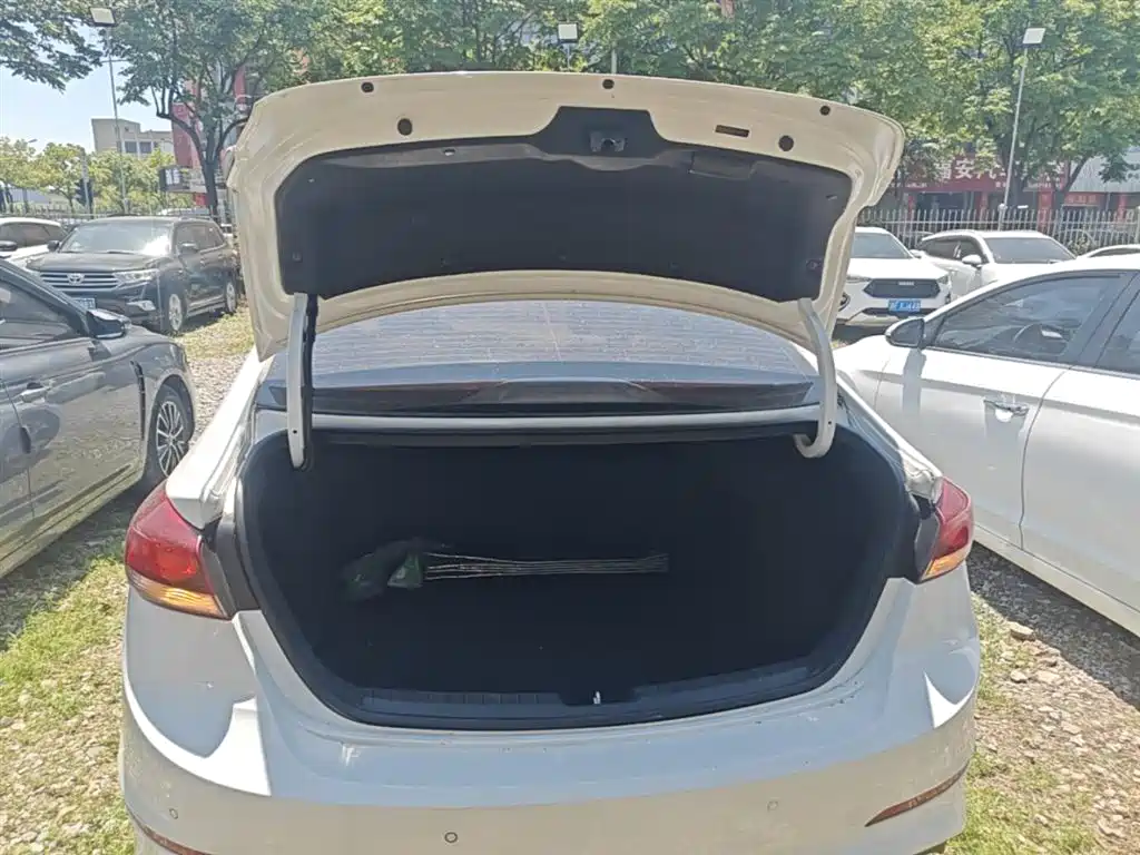 Hyundai Elantra 2019 — фото 19