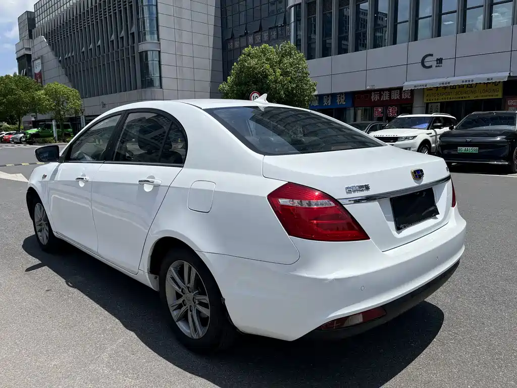 Geely Emgrand 2017 — фото 12
