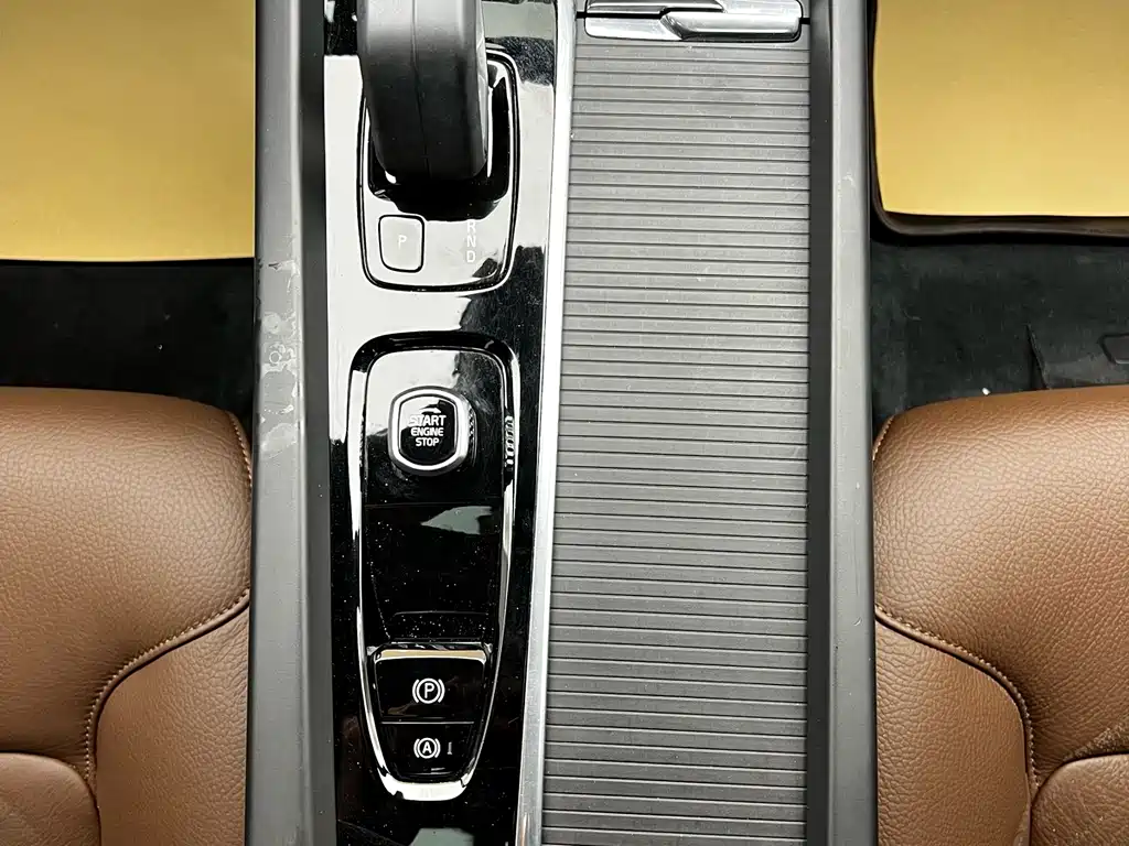 Volvo XC60 2022 — фото 24