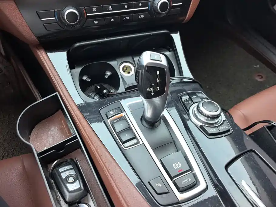 BMW 5 Series 2015 — фото 16
