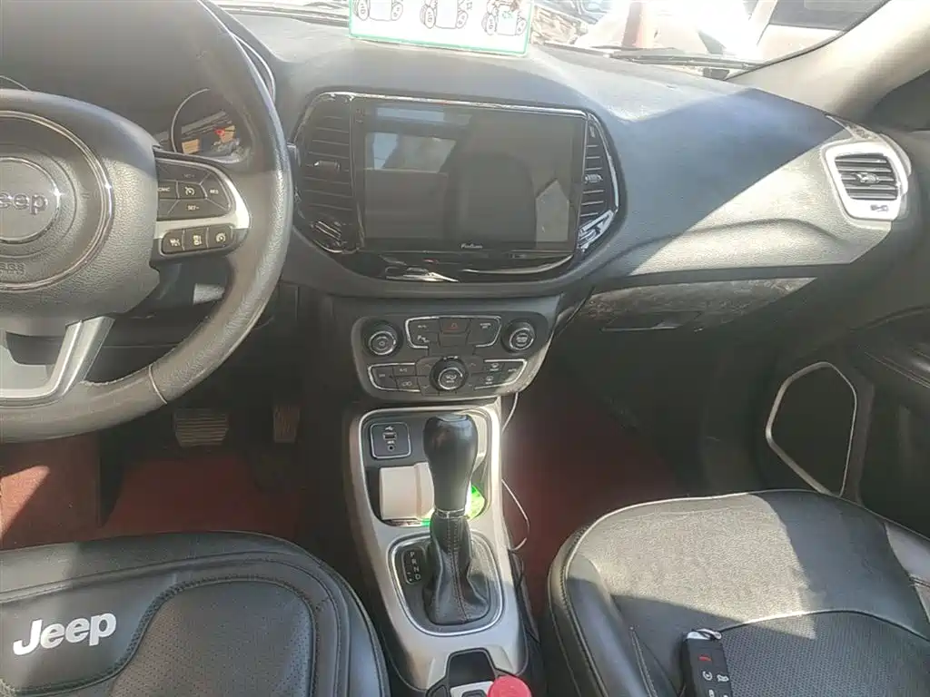 Jeep Compass 2018 — фото 13