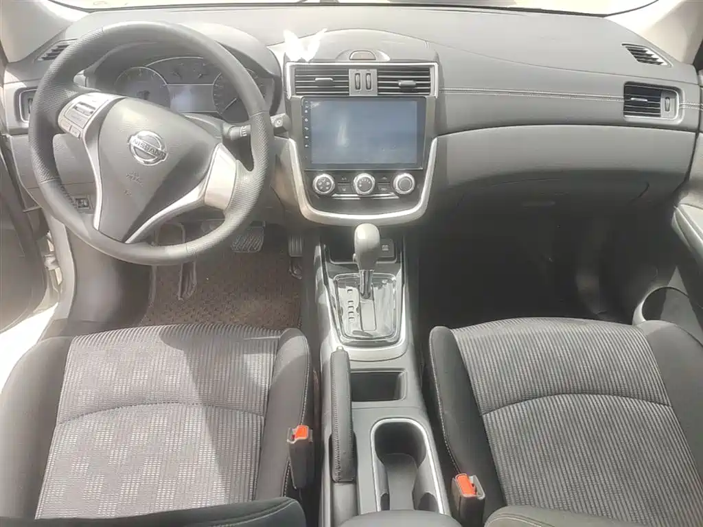 Nissan Tiida 2017 — фото 10