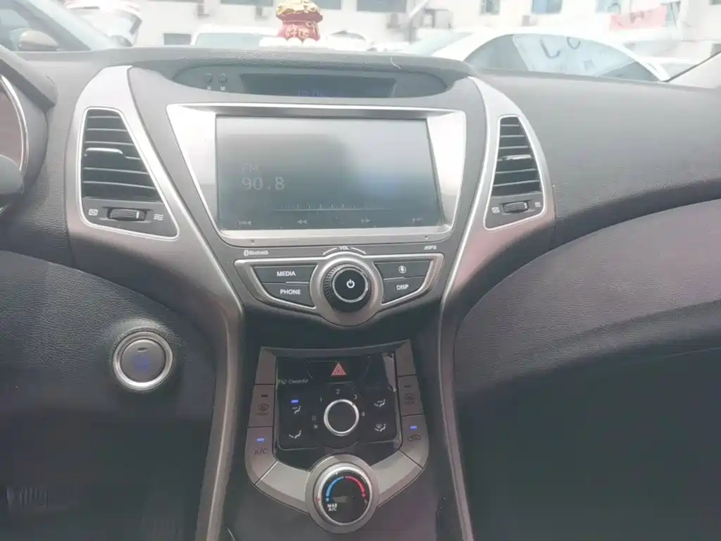 Hyundai Elantra 2016 — фото 13