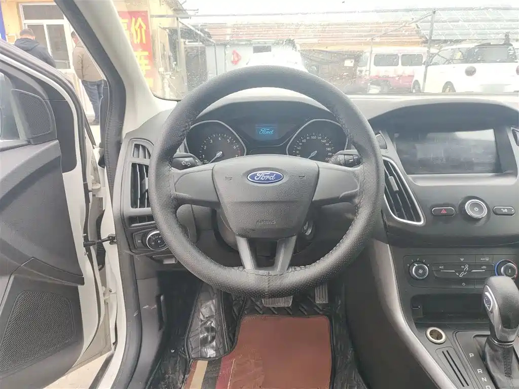Ford Focus 2016 — фото 11