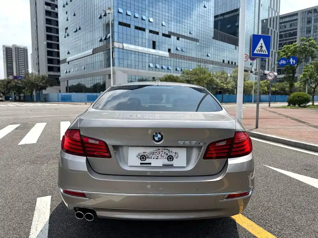 BMW 5 Series 2015 — фото 10