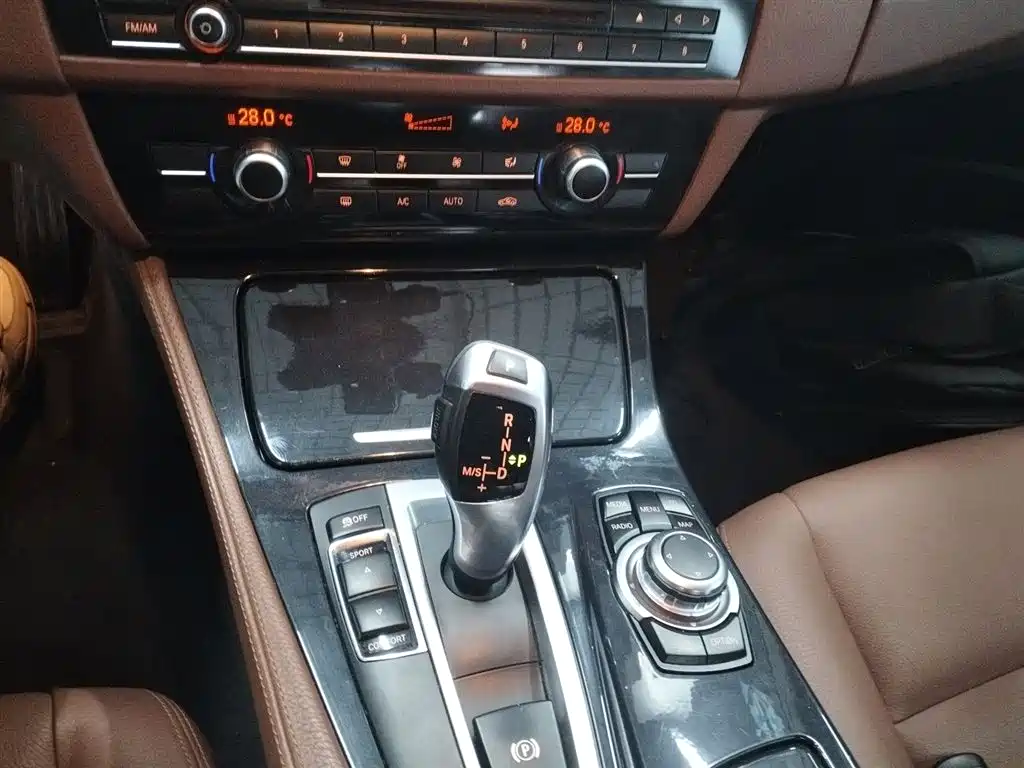 BMW 5 Series 2015 — фото 14