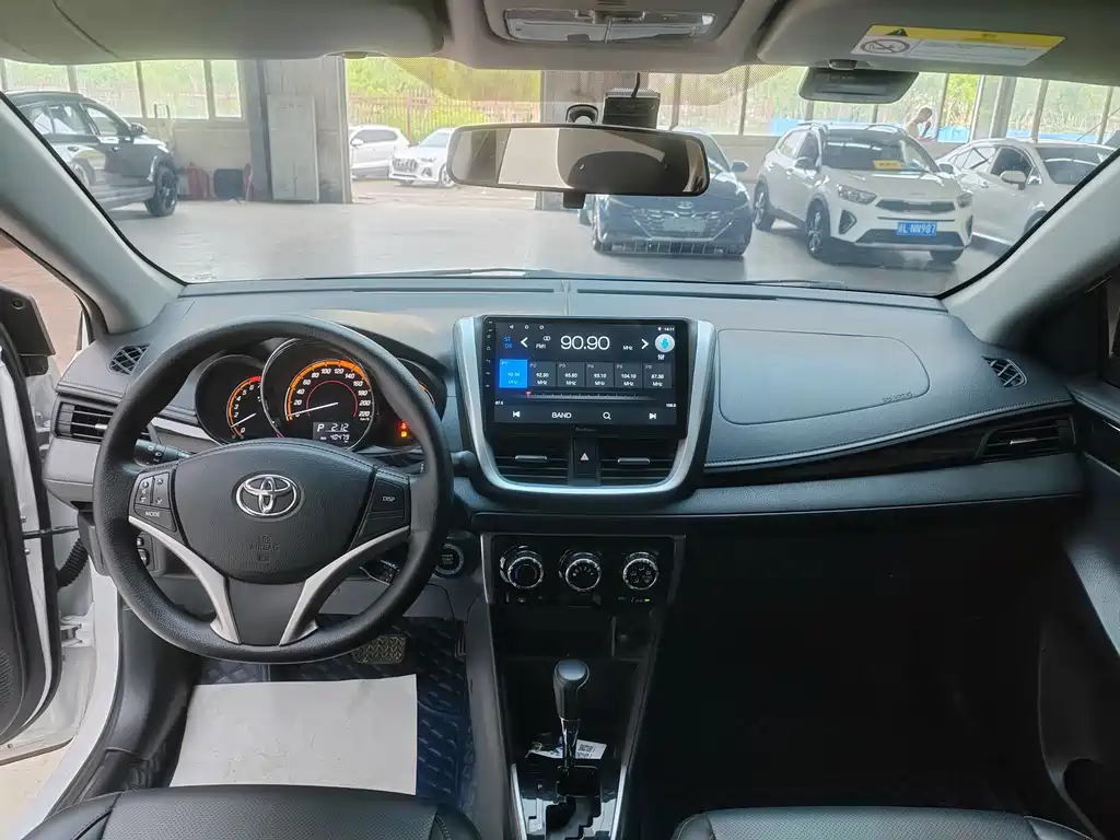 Toyota Yaris L 2022 — фото 8