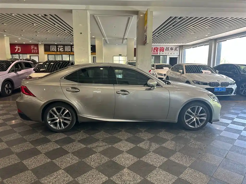 Lexus IS 2019 — фото 10