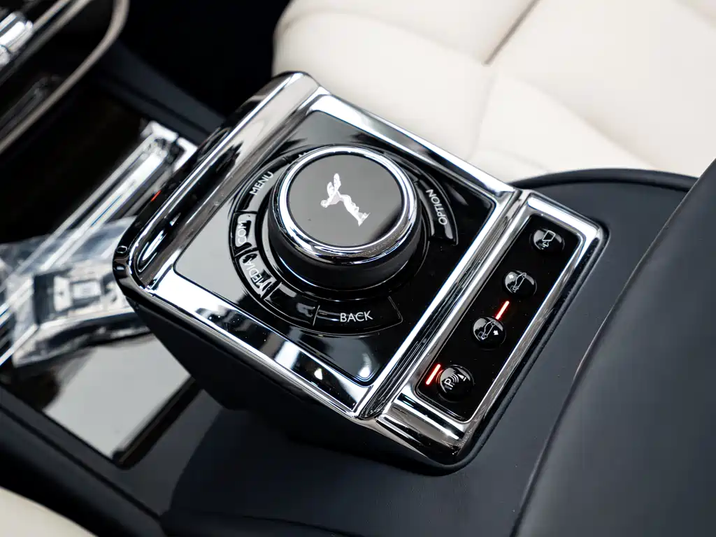 Rolls-Royce Phantom 2020 — фото 11