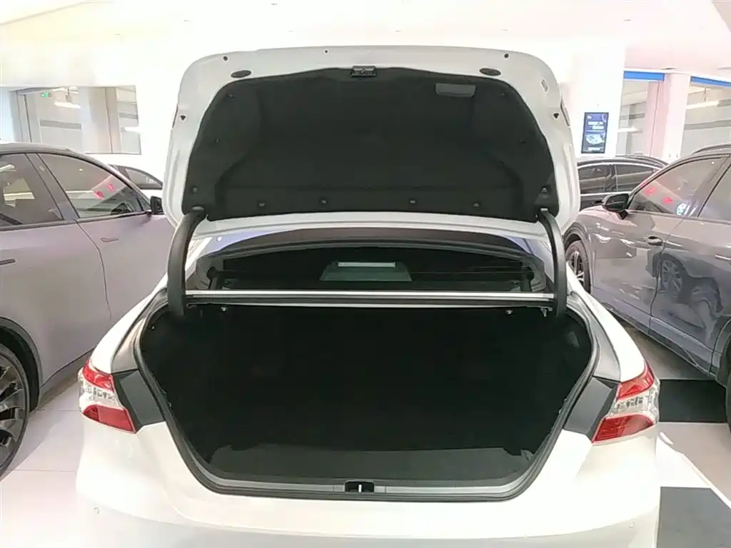 Toyota Camry 2023 — фото 19