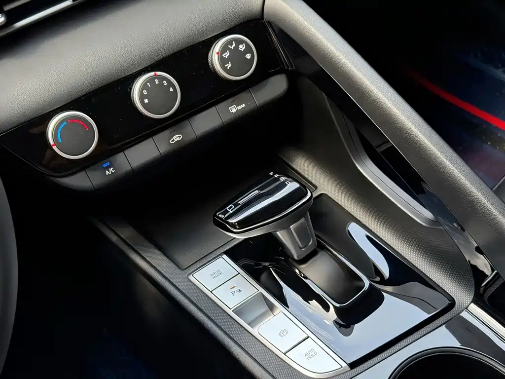 Hyundai Elantra 2023 — фото 19