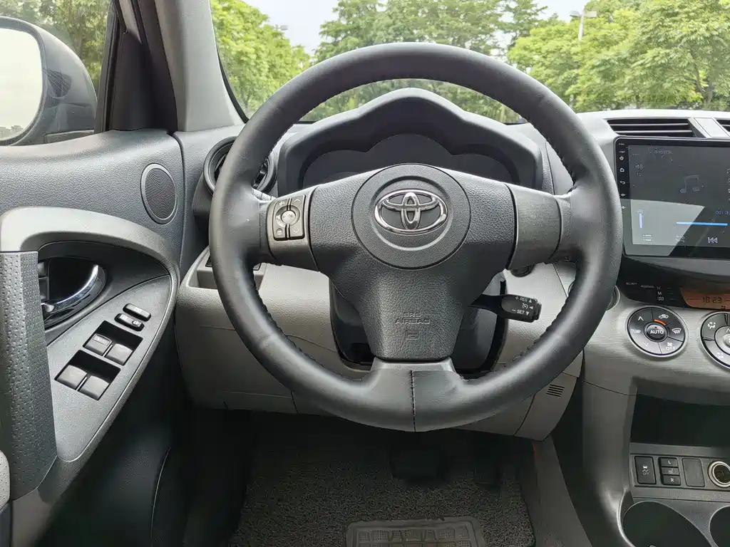 Toyota RAV4 2011 — фото 25