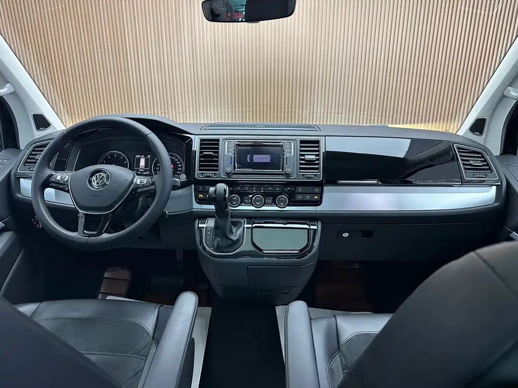 Volkswagen Multivan 2017 — фото 10